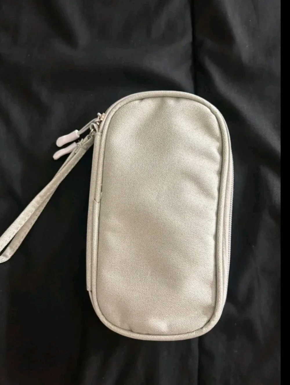 PORTABLE ELECTRONICS ACCESSORY ORGANIZER- GRAY COLOR 